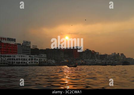 7 aprile 2019 - Dacca, Bangladesh - le persone stanno navigando in barca per attraversare il fiume inquinato Buriganga a Dacca in Bangladesh. Il fiume Buriganga, che scorre oltre la città di Dacca, è attualmente uno dei fiumi più inquinati del Bangladesh. La città di Dacca scarica circa 4.500 tonnellate di rifiuti solidi ogni giorno e la maggior parte di essi viene rilasciata nel Buriganga. L'acqua di questo fiume è ormai così inquinata che tutti i pesci sono morti, e l'aumento della sporcizia e dei rifiuti umani l'hanno trasformata in un gel nero. Anche remare lungo il fiume è ora difficile perché puzza così male. (Immagine di credito: © Kazi Salahuddin/ZUMA Wire/Z Foto Stock