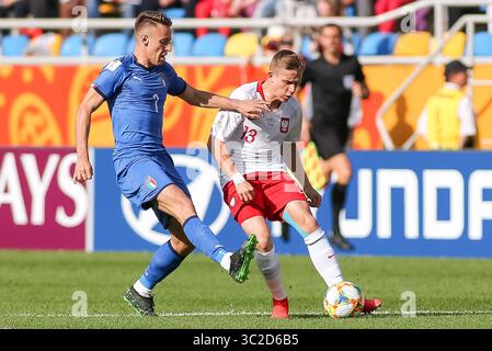 2 giugno 2019 - Gdynia, Pomorskie, Polonia - Davide Frattesi di Italia e Michal Skoras della Polonia sono visto in azione durante il FIFA U-20 World Cup match tra Italia e Polonia (round di 16) a Gdynia. (Credito Immagine: © Tomasz Zasinski/SOPA immagini via ZUMA filo) Foto Stock
