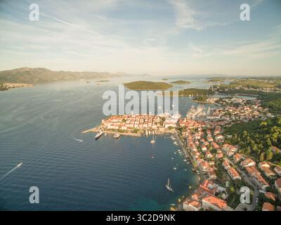 24 agosto 2015 - Dubrovnik-Neretva County, Croazia - Vista aerea della città vecchia di Korcula, Croazia. (Immagine di credito: © Amazing Aerial via cavo ZUMA) Foto Stock