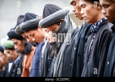 3 giugno 2019 - Gowa, Sulawesi meridionale, Indonesia - i membri di un comune islamico An-Nadzir pregano durante Eid al Fitr alla moschea Baitul Muqaddis a Gowa, provincia di Sulawesi meridionale. An-Nadzir è una comunità islamica esclusiva di 5.000-10.000 seguaci in tutta l'Indonesia. Hanno celebrato Eid al-Fitr prima della maggior parte dei musulmani indonesiani che probabilmente lo realizzeranno il 5 giugno. (Immagine di credito: © Hariandi Hafid/SOPA Images via ZUMA Wire) Foto Stock