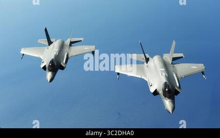 3 giugno 2019 - Mare Adriatico, Italia - due aerei da caccia stealth F-35 Lightning II della U.S. Air Force volano in formazione mentre aspettano di rifornirsi da un KC-135 Stratotanker durante l'esercitazione NATO Astral Knight 19 giugno 2019 sul Mare Adriatico. (Immagine di credito: © Joshua Dewberry via ZUMA Wire) Foto Stock