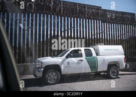 29 maggio 2019 - Sasebe, Arizona, Stati Uniti d'America - Un veicolo di pattuglia di confine degli Stati Uniti lungo il confine meridionale in un remoto tratto di Sonora Messico 29 maggio 2019 sopra Sasabe, Arizona. (Immagine di credito: © James K. McCann via ZUMA Wire) Foto Stock