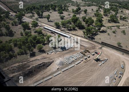 29 maggio 2019 - Sasebe, Arizona, Stati Uniti d'America - Vista aerea del confine meridionale degli Stati Uniti lungo un tratto remoto di Sonora Messico da un elicottero UH-60 Blackhawk della U.S. Customs and Border Patrol 29 maggio 2019 su Sasabe, Arizona. (Immagine di credito: © James K. McCann via ZUMA Wire) Foto Stock