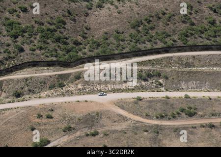 29 maggio 2019 - Sasebe, Arizona, Stati Uniti d'America - Vista aerea del confine meridionale degli Stati Uniti a Sonora, Messico con un veicolo di pattuglia di confine che pattuglia la strada da un elicottero UH-60 Blackhawk della dogana degli Stati Uniti 29 maggio 2019 su Sasabe, Arizona. (Immagine di credito: © James K. McCann via ZUMA Wire) Foto Stock