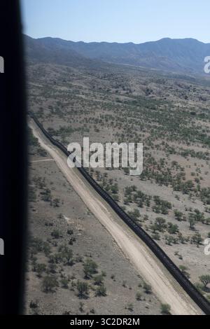 29 maggio 2019 - Sasebe, Arizona, Stati Uniti d'America - Vista aerea del confine degli Stati Uniti lungo il deserto con nulla su entrambi i lati da un elicottero UH-60 Blackhawk della U.S. Customs and Border Patrol 29 maggio 2019 su Sasabe, Arizona. (Immagine di credito: © James K. McCann via ZUMA Wire) Foto Stock