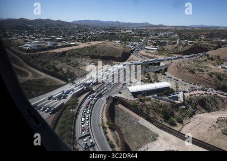 29 maggio 2019 - Sasebe, Arizona, Stati Uniti d'America - Vista aerea del valico di frontiera degli Stati Uniti nella città di El Sasabe, Sonora, Messico da un elicottero UH-60 Blackhawk della dogana degli Stati Uniti 29 maggio 2019 su Sasabe, Arizona. (Immagine di credito: © James K. McCann via ZUMA Wire) Foto Stock