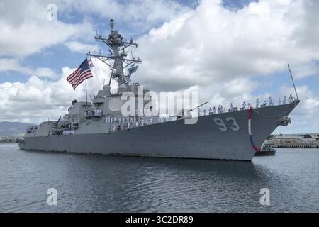 31 maggio 2019 - Honolulu, HI, Stati Uniti - i marinai della US Navy assegnati al cacciatorpediniere missilistico guidato della classe Arleigh Burke USS Chung Hoon trasportano i binari mentre la nave entra nella base congiunta di homeport Pearl Harbor-Hickam 31 maggio 2019 a Honolulu, Hawaii. (Immagine di credito: © Holly L. Herline via ZUMA Wire) Foto Stock