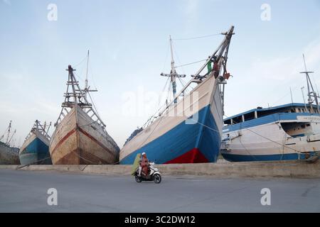 5 giugno 2019 - Giacarta, Indonesia - i residenti si preparano a partecipare alla preghiera Eid al Sunda Kelapa Port di Giacarta. EID al-Fitr 1440 H è una festa religiosa celebrata dai musulmani di tutto il mondo che segna la fine del Ramadan, il mese sacro del digiuno islamico. (Immagine di credito: © Nick Hanoatubun/SOPA Images via ZUMA Wire) Foto Stock