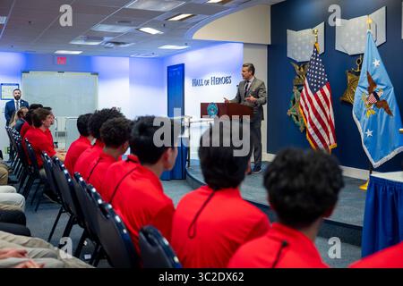 Il Segretario alla difesa Pete Hegseth parla agli studenti della American Legion Boys Nation al Pentagono, Washington, D.C., 23 luglio 2025. (Foto del DoD di U.S. Air Force staff Sgt. Madelyn Keech) Foto Stock