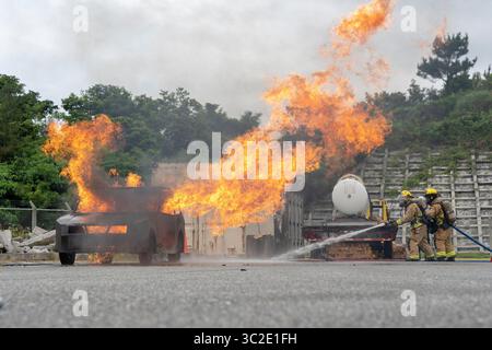 30 maggio 2019 - Camp Hansen, Okinawa, Giappone - installazioni del corpo dei Marines Pacific Fire and Emergency Services estinguono un incendio simulato su un veicolo, 29 maggio 2019 a Camp Hansen, Okinawa, Giappone. MCIPAC Fire and Emergency Services si è formato insieme ai tecnici di soccorso del reparto dei vigili del fuoco di Kadena e al Corpsman della Marina degli Stati Uniti dall'ospedale navale di Okinawa per affrontare scenari di possibile terrorismo e, o, collasso strutturale a causa degli elementi ambientali presentati su Okinawa. (Immagine di credito: © U.S. Marines/ZUMA Wire/ZUMAPRESS.com) Foto Stock
