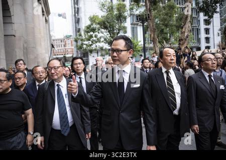 6 giugno 2019 - Hong Kong, Hong Kong, Hong Kong - centinaia di avvocati che indossano tute nere partecipano alla marcia silenziosa contro la legge di estradizione della Corte d'appello al complesso del governo centrale di Hong Kong. (Immagine di credito: © Chan Long Hei/SOPA Images via cavo ZUMA) Foto Stock