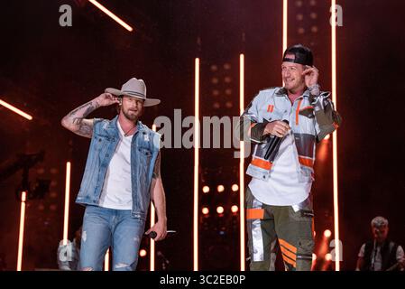 7 giugno 2019 - Nashville, TN, USA - NASHVILLE, TENNESSEE - 06 GIUGNO: Brian Kelley e Tyler Hubbard della Florida Georgia Line si esibiscono sul palco durante il primo giorno del 2019 CMA Music Festival il 6 giugno 2019 a Nashville, Tennessee. Foto: Andrew Wendowski per imageSPACE (immagine di credito: © Imagespace via ZUMA Wire) Foto Stock