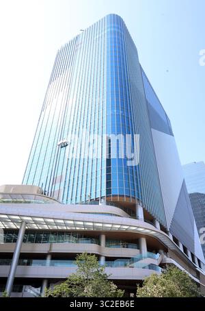 Tokyo, Giappone. 24 luglio 2025. Un edificio a torre di 29 piani sorge di fronte alla stazione Takanawa Gateway della JR East a Tokyo giovedì 24 luglio 2025. Il gigante delle telecomunicazioni giapponese KDDI spostò la sua sede principale, la Takanawa Gateway City, e aprì alla stampa. (Foto di Yoshio Tsunoda/AFLO) credito: Aflo Co.. Ltd./Alamy Live News Foto Stock