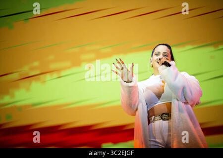 8 giugno 2019 - Porto, Porto, Portogallo - la cantante spagnola, RosalÃ­a (RosalÃ­a Vila Tobella) si esibisce dal vivo sul palco durante il NOS Primavera Sound Festival di Porto. (Immagine di credito: © Diogo Baptista/SOPA Images via ZUMA Wire) Foto Stock