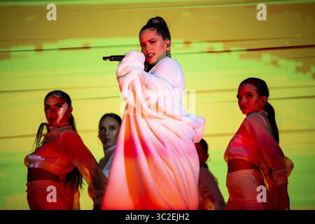 8 giugno 2019 - Porto, Porto, Portogallo - la cantante spagnola, RosalÃ­a (RosalÃ­a Vila Tobella) si esibisce dal vivo sul palco durante il NOS Primavera Sound Festival di Porto. (Immagine di credito: © Diogo Baptista/SOPA Images via ZUMA Wire) Foto Stock