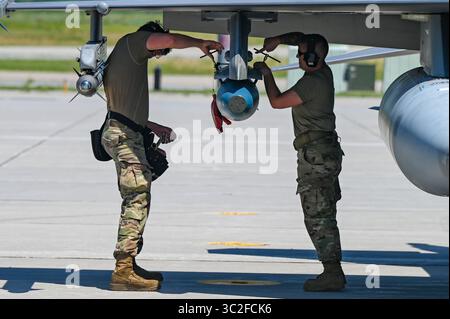 USAF, Senior Airman Jayson Humphrey, a sinistra, e Tech. Stephanie Trotz, tecnici delle armi del 177th Fighter Wing, caricano un missile su un F-1 Foto Stock