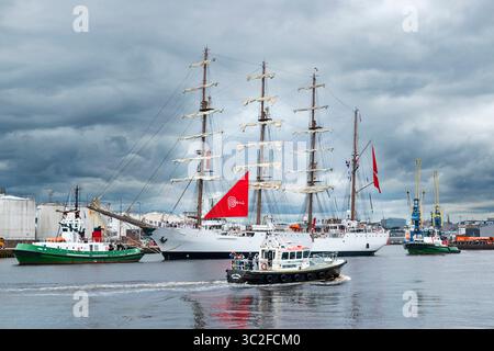 Navi di alto livello Aberdeen Harbour Scotland un pilota e B.A.P. Unión nave che lasciano il porto guidati da due rimorchiatori luglio 2025 Foto Stock
