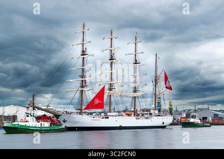 Navi di alto livello Aberdeen Harbour Scotland B.A.P. Unión nave che lascia il porto guidata da due rimorchiatori luglio 2025 Foto Stock