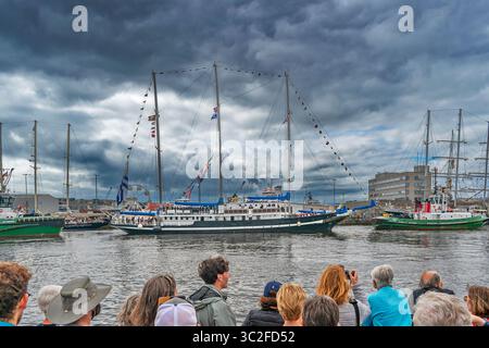 Le navi alte Aberdeen Harbour Scotland luglio 2025 l'equipaggio della Capitán Miranda si allineò sul ponte mentre i visitatori guardavano la partenza Foto Stock
