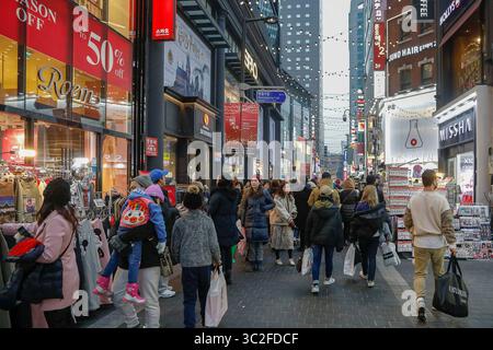 11 gennaio 2019 - Seoul, Corea del Sud - i visitatori che passano per strada e si godono la scena serale della strada sulla Myeongdong Fashion Street a Seoul, Corea del Sud. (Immagine di credito: © Ryu Seung-il/ZUMA Wire) Foto Stock