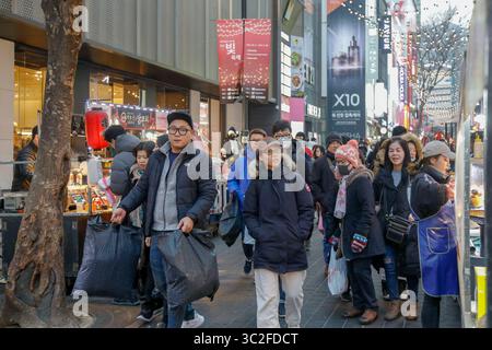 11 gennaio 2019 - Seoul, Corea del Sud - i visitatori che passano per strada e si godono la scena serale della strada sulla Myeongdong Fashion Street a Seoul, Corea del Sud. (Immagine di credito: © Ryu Seung-il/ZUMA Wire) Foto Stock