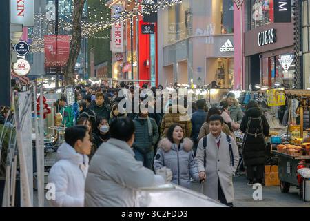 11 gennaio 2019 - Seoul, Corea del Sud - i visitatori che passano per strada e si godono la scena serale della strada sulla Myeongdong Fashion Street a Seoul, Corea del Sud. (Immagine di credito: © Ryu Seung-il/ZUMA Wire) Foto Stock
