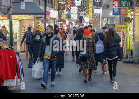 11 gennaio 2019 - Seoul, Corea del Sud - i visitatori che passano per strada e si godono la scena serale della strada sulla Myeongdong Fashion Street a Seoul, Corea del Sud. (Immagine di credito: © Ryu Seung-il/ZUMA Wire) Foto Stock