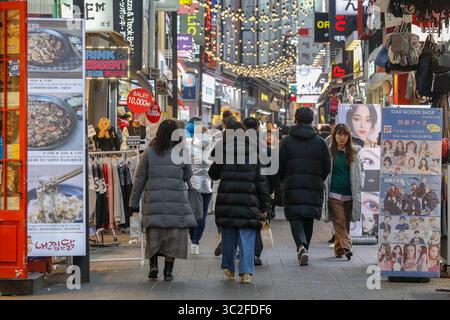 11 gennaio 2019 - Seoul, Corea del Sud - i visitatori che passano per strada e si godono la scena serale della strada sulla Myeongdong Fashion Street a Seoul, Corea del Sud. (Immagine di credito: © Ryu Seung-il/ZUMA Wire) Foto Stock