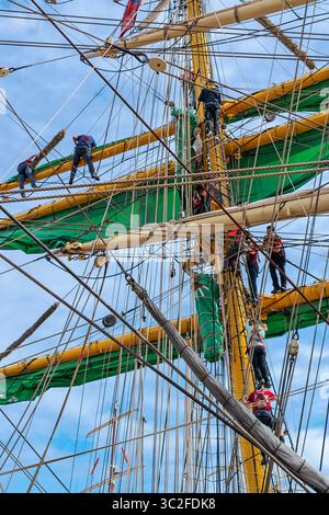 Navi alte Aberdeen Harbour Scotland luglio 2025 marinai che lavorano sugli alberi e sulle vele verdi della nave Alexander Von Humboldt II Foto Stock