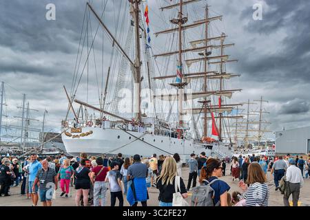 Navi da guerra Aberdeen Harbour Scotland molti visitatori a Regent Quay luglio 2025 Foto Stock
