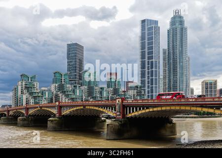 Moderni ed alti edifici di appartamenti sul fiume Tamigi con ponte Vauxhall in primo piano, Vauxhall Londra Inghilterra Regno Unito Foto Stock