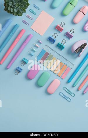 Striscione per cancelleria con pennarelli, penne in feltro, graffette, gomme, adesivi in colori pastello su sfondo azzurro. Un posto per il testo. Foto Stock
