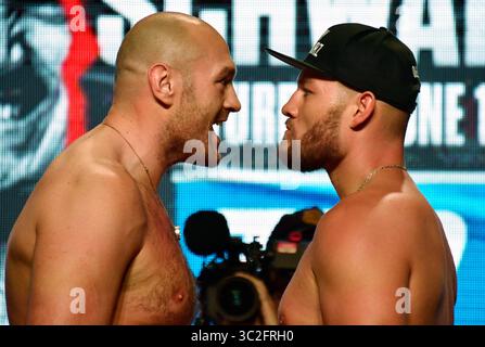 LAS VEGAS, NEVADA - 14 GIUGNO: I pugili Tyson Fury (L) e Tom Schwarz si affrontano durante una pesatura cerimoniale alla MGM Grand Garden Arena il 14 giugno 2019 a Las Vegas, Nevada. I due si incontreranno in un incontro di pesi massimi il 15 giugno alla MGM Grand Garden Arena di Las Vegas. (Immagine di credito: © Gene Blevins/ZUMA Wire) Foto Stock