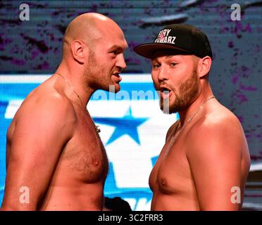 LAS VEGAS, NEVADA - 14 GIUGNO: I pugili Tyson Fury (L) e Tom Schwarz si affrontano durante una pesatura cerimoniale alla MGM Grand Garden Arena il 14 giugno 2019 a Las Vegas, Nevada. I due si incontreranno in un incontro di pesi massimi il 15 giugno alla MGM Grand Garden Arena di Las Vegas. (Immagine di credito: © Gene Blevins/ZUMA Wire) Foto Stock