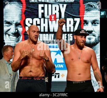 LAS VEGAS, NEVADA - 14 GIUGNO: I pugili Tyson Fury (L) e Tom Schwarz si affrontano durante una pesatura cerimoniale alla MGM Grand Garden Arena il 14 giugno 2019 a Las Vegas, Nevada. I due si incontreranno in un incontro di pesi massimi il 15 giugno alla MGM Grand Garden Arena di Las Vegas. (Immagine di credito: © Gene Blevins/ZUMA Wire) Foto Stock
