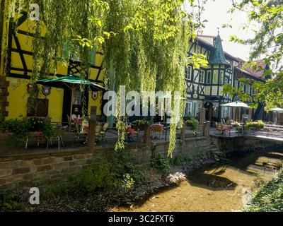 Le bellissime case in legno su un canale. Foto Stock