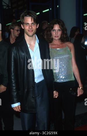 01 giugno 2000; Los Angeles, CA, Stati Uniti; l'attore JAMES MARSDEN e Linda Linde @ 2000 Young Hollywood Awards. (Immagine di credito: © Chris Delmas/ZUMA Wire) Foto Stock