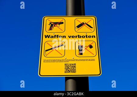 Waffenverbotsschild am Jungfernstieg in Hamburg, Deutschland *** Nessuna insegna sulle armi su Jungfernstieg ad Amburgo, Germania Foto Stock