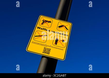 Waffenverbotsschild am Jungfernstieg in Hamburg, Deutschland *** Nessuna insegna sulle armi su Jungfernstieg ad Amburgo, Germania Foto Stock