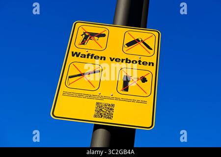 Waffenverbotsschild am Jungfernstieg in Hamburg, Deutschland *** Nessuna insegna sulle armi su Jungfernstieg ad Amburgo, Germania Foto Stock