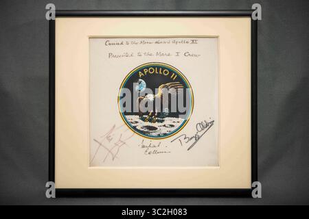 11 luglio 2014 - Washington, Distretto di Columbia, Stati Uniti - questa patch di missione Apollo 11 incorniciata è stata presentata al Kennedy Space Center della NASA durante il 21 luglio 2014, quando l'Operations and Checkout Building del centro è stato rinominato Neil Armstrong Operations and Checkout Building. La patch fu volata a bordo dell'Apollo 11 nel 1969. Nel 1987, tutti e tre i membri dell'equipaggio Neil Armstrong, Buzz Aldrin e Michael Collins firmarono la patch e la presentarono all'ex amministratore della NASA James C. Fletcher per la custodia fino a quando non fosse stata presentata al primo equipaggio ad atterrare su Marte (Credit Image: © Joel Kowsky/NASA V Foto Stock