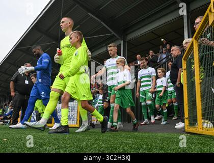 Park Hall Stadium, Oswestry, Shropshire, Inghilterra, 23 luglio 2025. Le due squadre escono davanti ai New Saints of Oswestry Town & Llansantffraid Football Club/The New Saints (TNS) contro FC Differdange 03 nella partita di qualificazione del secondo turno di qualificazione della UEFA Europa Conference League, a Park Hall. (Immagine di credito: ©Cody Froggatt/Alamy Live News) Foto Stock