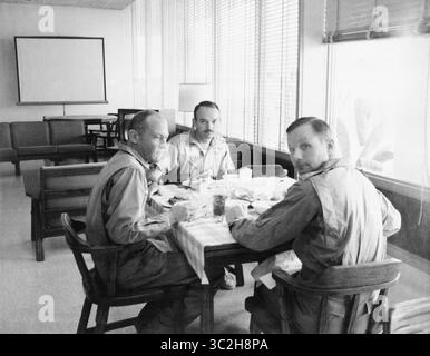 30 luglio 1969 - Kennedy Space Center, Florida, Stati Uniti - i membri dell'equipaggio della storica missione di atterraggio lunare Apollo 11 sono visti cenare nell'area di accoglienza dell'equipaggio del Lunar Receiving Laboratory, edificio 37, Manned Spacecraft Center. Da sinistra a destra, ci sono gli astronauti Edwin E. Aldrin Jr., Michael Collins e Neil A. Armstrong. Stanno continuando i loro rapporti post-volo. Gli astronauti saranno rilasciati dalla quarantena l'11 agosto 1969. (Immagine di credito: © NASA/ZUMA Wire/ZUMAPRESS.com) Foto Stock