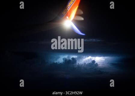 16 giugno 2019 - New Orleans, Louisiana, Stati Uniti - Una tempesta di fulmini si vede dall'interno di un aereo del sud-ovest su un volo da New Orleans a Los Angeles, California, a New Orleans, Louisiana, domenica 16 giugno. (Immagine di credito: © Justin L. Stewart/ZUMA Wire) Foto Stock