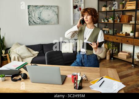 Una giovane donna si occupa di lavoro a distanza, bilanciando una chiamata e gestendo le proprie attività a casa. Foto Stock
