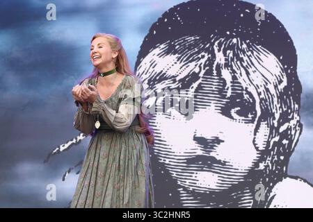 22 giugno 2019 - Londra, Regno Unito - Les Miserables nel musical più longevo del West end, aperto nel 1985. Sempre più popolare come sempre, il cast si è esibito DAL VIVO al West End..il fine settimana in cui il cast dei migliori musical del West End Theatre di Londonâ si esibisce di fronte a circa 100,000 spettatori nel corso dei due giorni - e il tutto gratuitamente nell'iconica cornice di Trafalgar Square. (Immagine di credito: © Keith Mayhew/SOPA Images via ZUMA Wire) Foto Stock