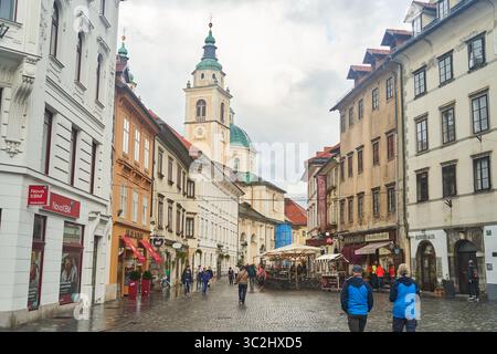 Slovenia, Lubiana - 23 settembre 2022: Scopri l'affascinante piazza storica con le iconiche torri situate in Slovenia Foto Stock