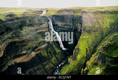 Vista dall'alto dell'enorme cascata islandese chiamata Haifoss. Pellicola granulosa nello stile delle vecchie foto Foto Stock