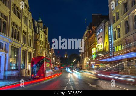 Whitehall di notte, Londra, Inghilterra, Regno Unito. Guardando giù per Whitehall verso l'iconico Big Ben con gli autobus Red Routemaster. Foto Stock