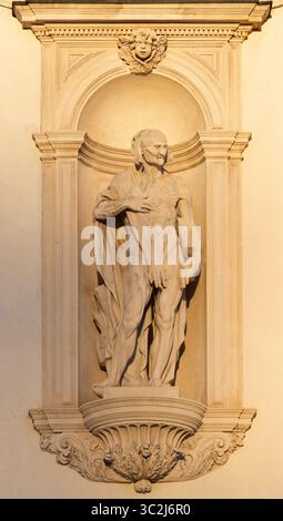 Vicenza - la statua di San Bartolomeo sulla facciata del Santuario Santa Maria di Monte Berico alla luce della sera (1688 - 1707). Foto Stock